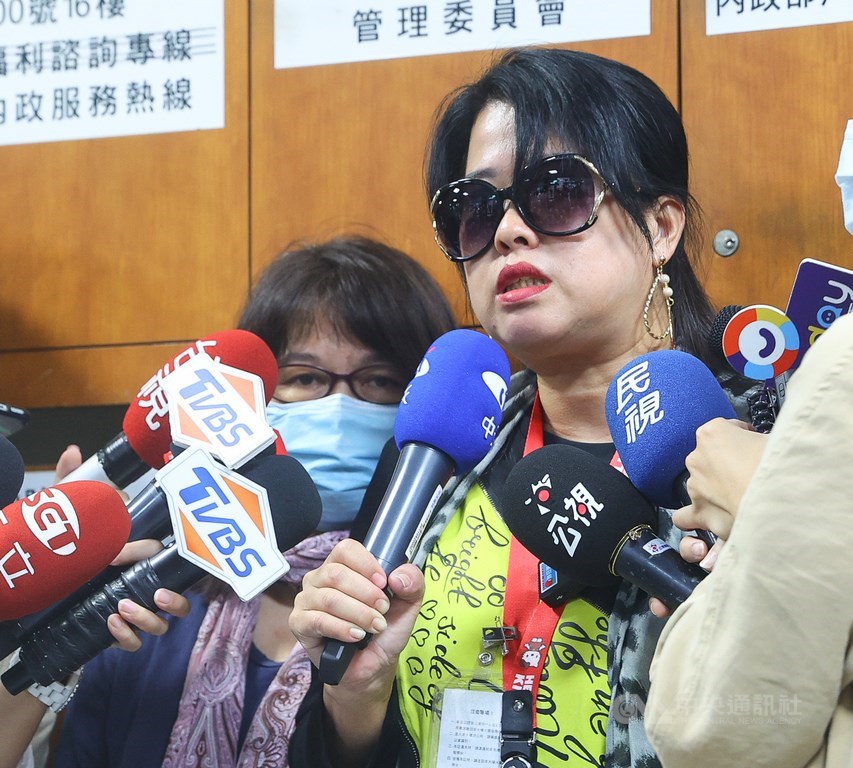 普悠瑪事故調查結果出爐,罹難者家屬董小羚(右)18日晚間表示,運安會報告顯示,事故原因不是單一原因導致,而是很多客觀因素串起來的,對於調查結果可以接受。中央社記者謝佳璋攝 109年10月18日