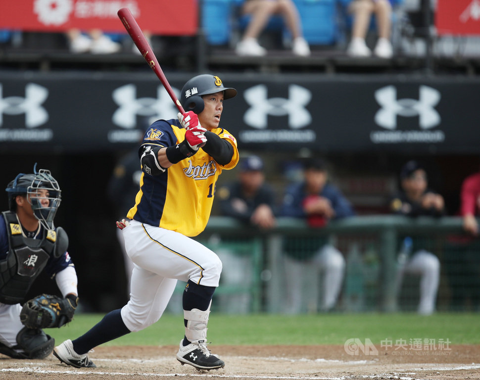 中職中信兄弟隊周思齊(右)26日將過39歲生日,身為陣中資深野手,表現不遜於年輕球員,18日比賽單場5打數敲出3支安打,另外有一次遭觸身球保送上壘,貢獻2分打點,6局敲出個人本季第22轟,改寫個人單季全壘打紀錄。中央社記者張新偉攝 109年10月18日