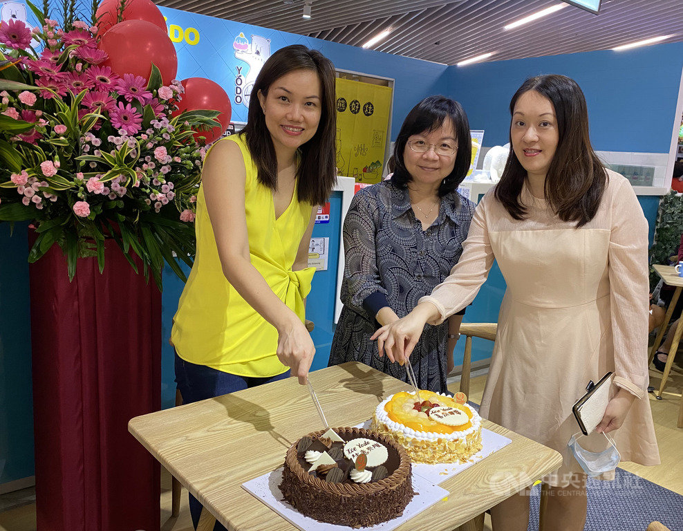 隨著新加坡疫情趨緩,政府逐步放寬措施,身為4個孩子媽媽的新加坡人王微評(左)終於圓夢,開了她人生第一家雪花冰店,新加坡台灣貿易中心主任張碧容(中)等人受邀出席。中央社記者侯姿瑩新加坡攝 109年10月18日