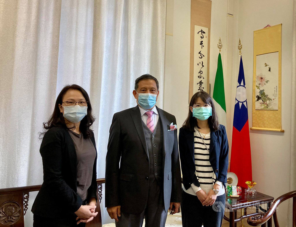中華民國駐義大利代表李新穎(中)16日接見文化部派駐義大利的組長鄧美容(左)與秘書林恬瑜(右)。(駐義代表處提供)中央社記者黃雅詩羅馬傳真 109年10月18日