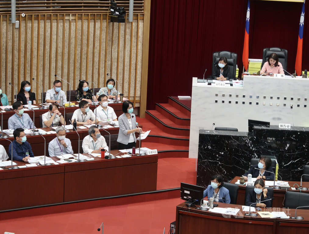高雄市議會19日進行交通部門質詢,面對議員促展開台版「交通戰爭」等建議,交通局長張淑娟(站立者)允諾研議「零死亡願景」,並從教育、工程及執法等方面降低死傷人數。中央社記者王淑芬攝 109年10月19日