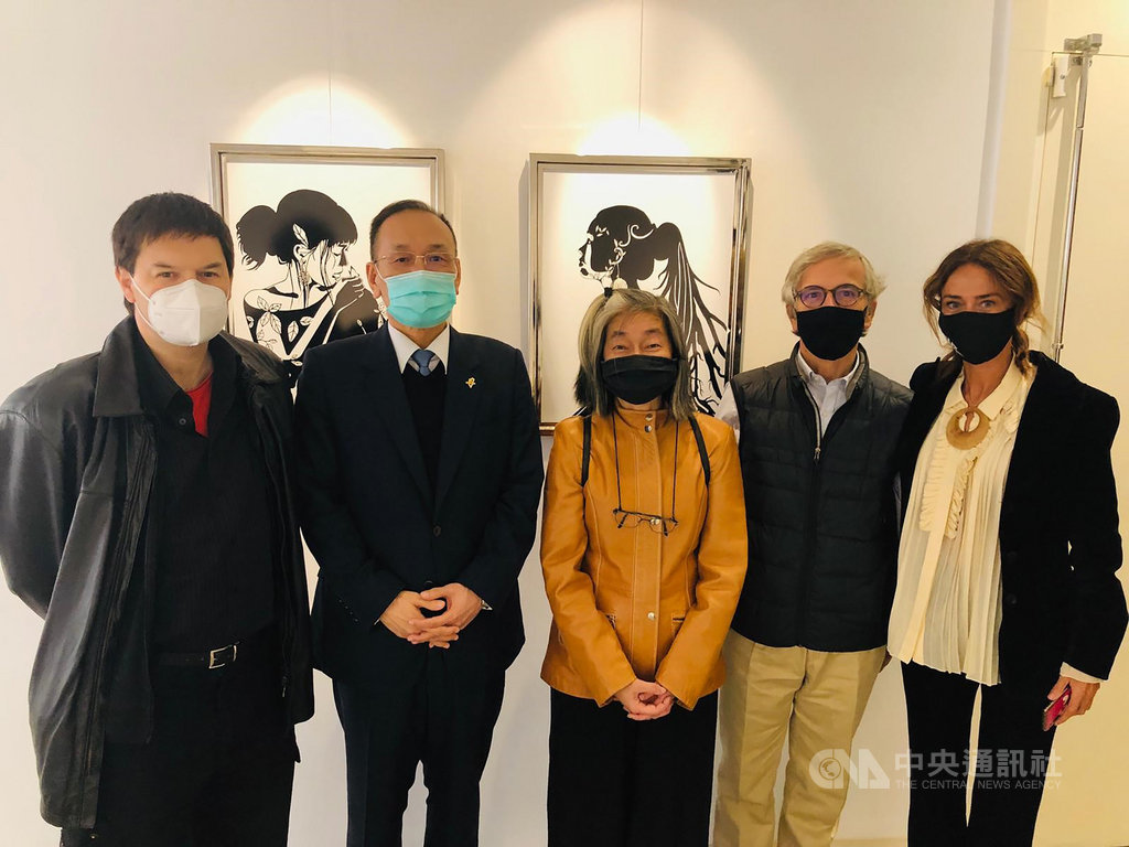 馬德里春天9號藝文空間「珠寶雕塑」聯展16日開幕合影。駐西班牙代表劉德立(左2)、廖釗瑩(中)與藝術家Diego Canogar(左1)、Pablo Redondo Díez(右2)及策展人Marian Rodriguez(右1)交流。(駐西班牙代表處提供)中央社記者曾婷瑄巴黎傳真 109年10月19日