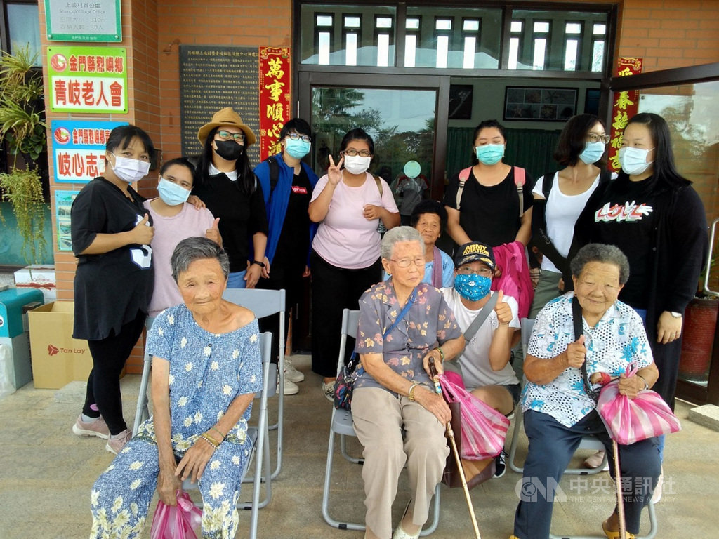 國立金門大學19日表示,社會工作學系學生到烈嶼服務長者,學生表示將所學應用在實際操作上,覺得很有成就感,尤其看到長者開心的模樣,更覺得施比受更有福。(國立金門大學提供)中央社記者黃慧敏傳真 109年10月19日