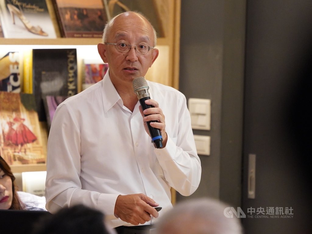 馬英九基金會19日晚間在台北舉辦「奔騰講堂」,食品藥物管理署前署長康照洲(圖)應邀出席,針對含瘦肉精美豬是否開放進口的議題進行演講。中央社記者徐肇昌攝 109年10月19日