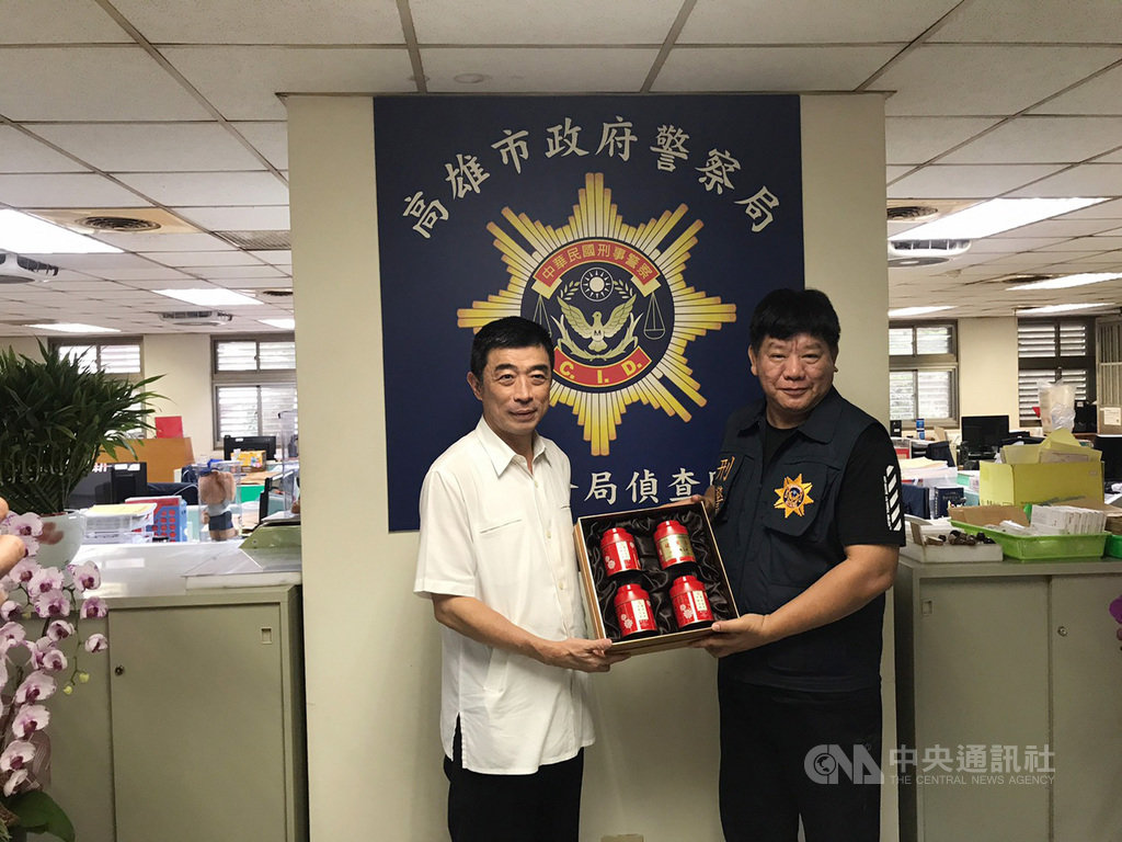 高雄市苓雅區18日晚間發生凶殺案,男子疑因金錢糾紛持鐮刀砍死友人,轄區苓雅警分局7小時內火速破案逮人。高雄市警察局長劉柏良(左)19日下午前往苓雅分局頒發獎金表揚有功人員,並慰勉各級有功人員辛勞。(高雄市警局提供)中央社記者洪學廣傳真 109年10月19日