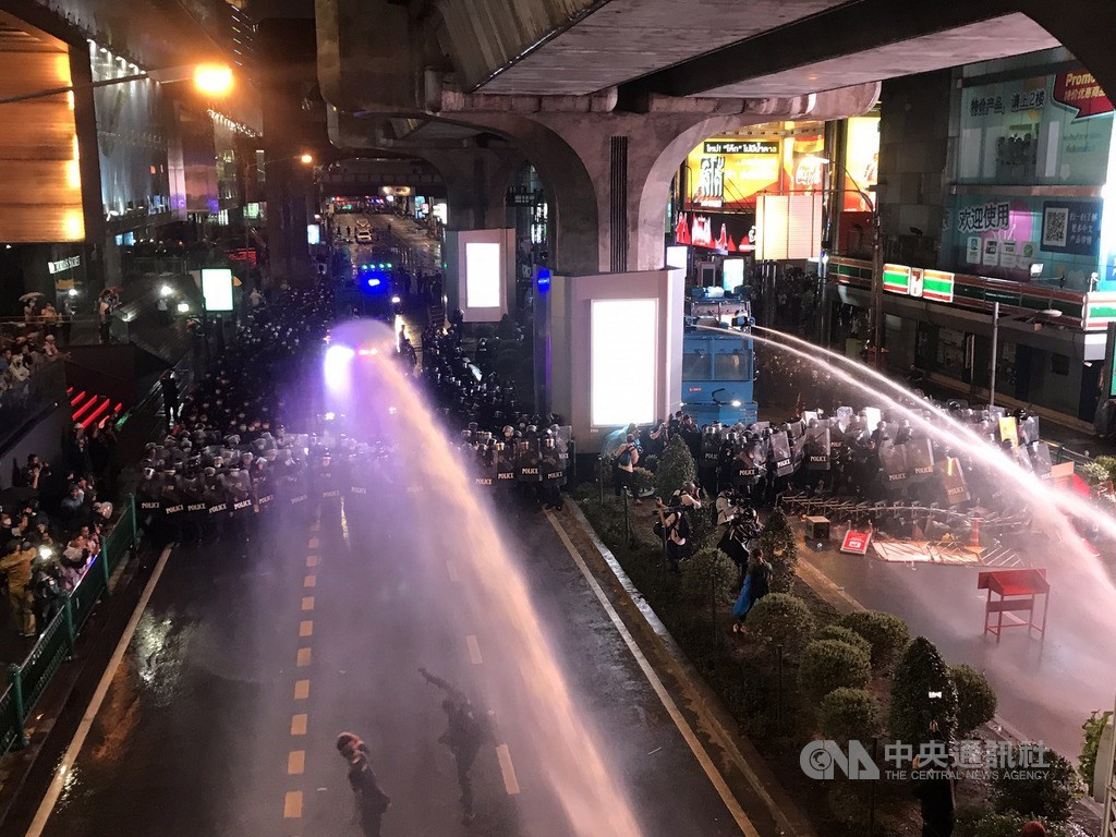 泰國民眾16日連續第3天走上街頭示威,施壓政府回應修憲、總理下台及王室改革等訴求,他們晚間在曼谷市區巴吞旺路口聚集,遭警方以水柱驅離。中央社記者呂欣憓曼谷攝 109年10月16日