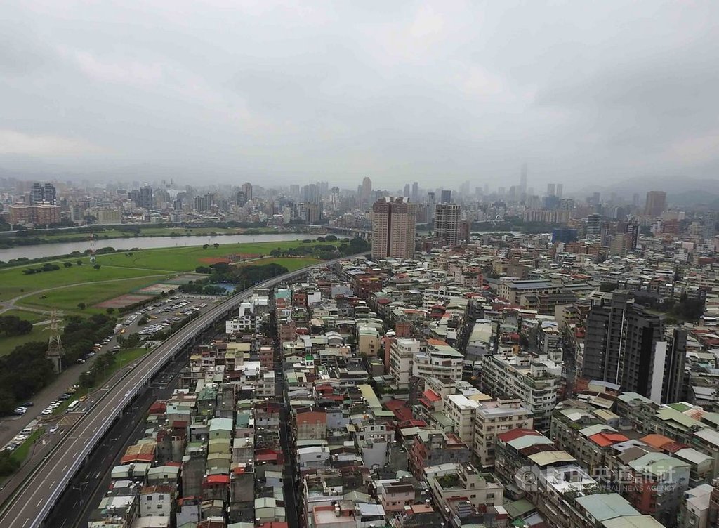 大陳島義胞撤台居住的老舊社區共7單元劃定都更重新區,其中單元2歷經10年整合及興建,19日終於能歡慶入住。新北市政府表示,大陳社區單元5、6、7將10月底公告招商徵求實施者。中央社記者王鴻國攝 109年10月19日