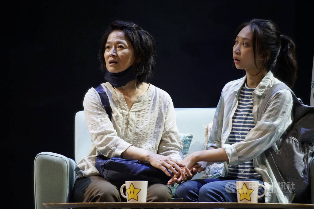 演員謝瓊煖(左)繼演出電視劇「我們與惡的距離」後,再度出演劇場版,飾演隨機殺人犯母親。(故事工廠提供)中央社記者葉冠吟傳真 109年10月19日
