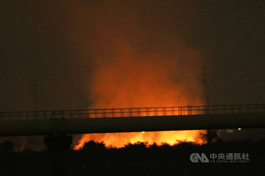 高屏溪近高雄市林園區一帶河床18日晚間發生火警,火勢往南蔓延,將天際照映得一片通紅。(林園愛鄉協會提供)中央社記者王淑芬 傳真 109年10月19日