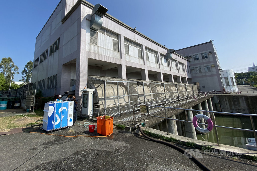 南區水資源局19日在南科園區的滯洪池演練108年採購的「Qwater緊急供水系統」,引原水過濾後,初估每天可產出約15噸清水,可在必要時成為備援水源新方案。(南區水資源局提供)中央社記者楊思瑞台南傳真 109年10月19日