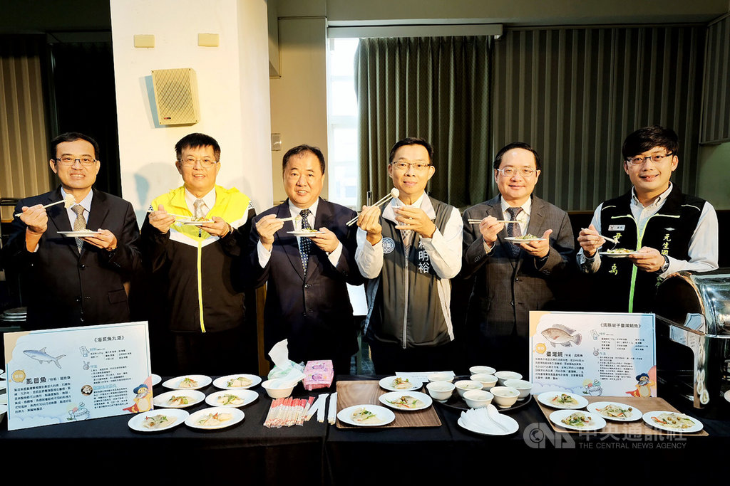農委會漁業署署長張致盛(左3)表示,為了讓食魚教育深入校園,漁業署除串接整個產業鏈,更展開全台20所國小巡迴舉辦「2020鱻旅奇緣-魚味.尋記」食魚文化推廣講座。中央社記者吳睿騏桃園攝 109年10月19日