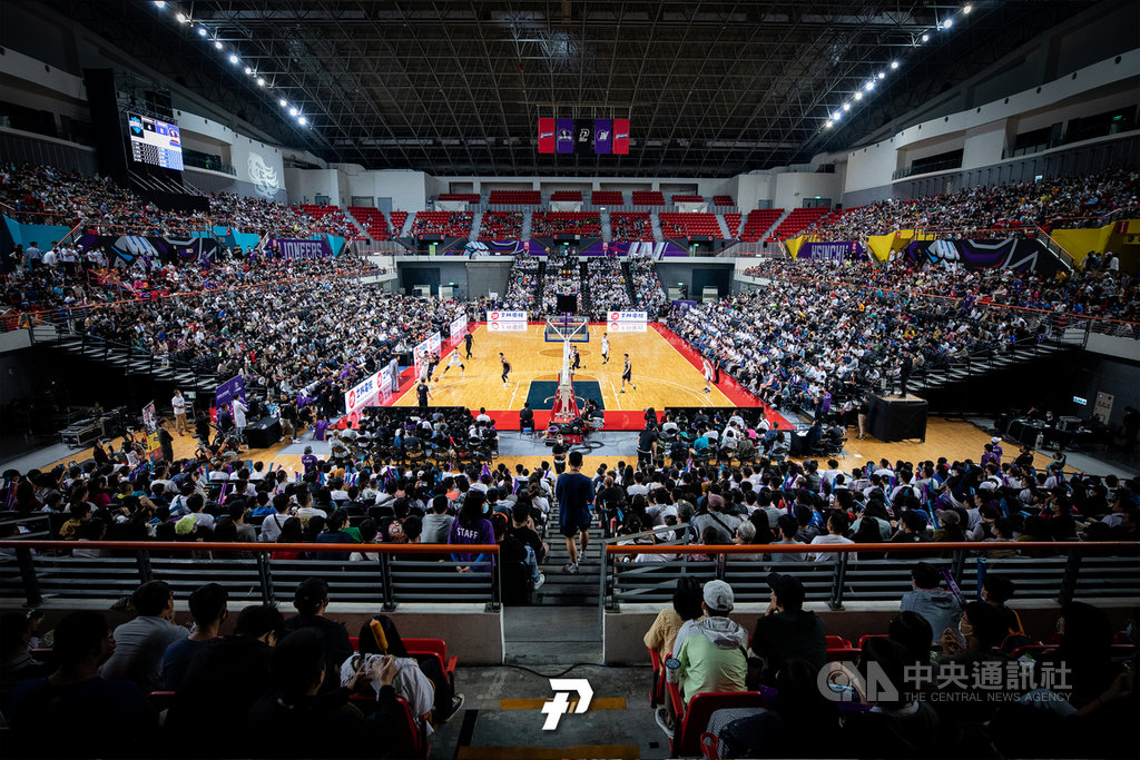 台灣職業籃球聯盟P. League+新竹攻城獅17、18日在主場新竹縣立體育館自辦熱身賽,平均吸引8000人進場,收視也開紅盤。(P. League+提供)中央社記者黃巧雯傳真 109年10月19日
