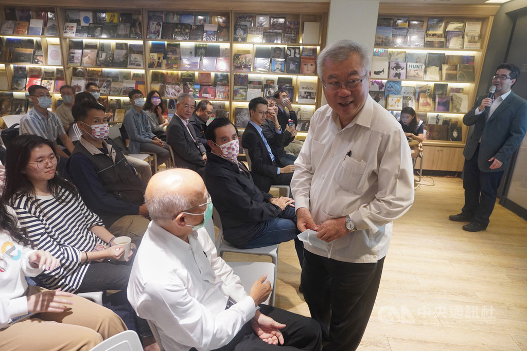 馬英九基金會19日晚間在台北舉辦「奔騰講堂」,邀請前農委會主委陳保基(前中)、食品藥物管理署前署長康照洲等人,針對含瘦肉精美豬是否開放進口的食安議題進行講座及交流,前總統馬英九(中)也到場聆聽。中央社記者徐肇昌攝 109年10月19日