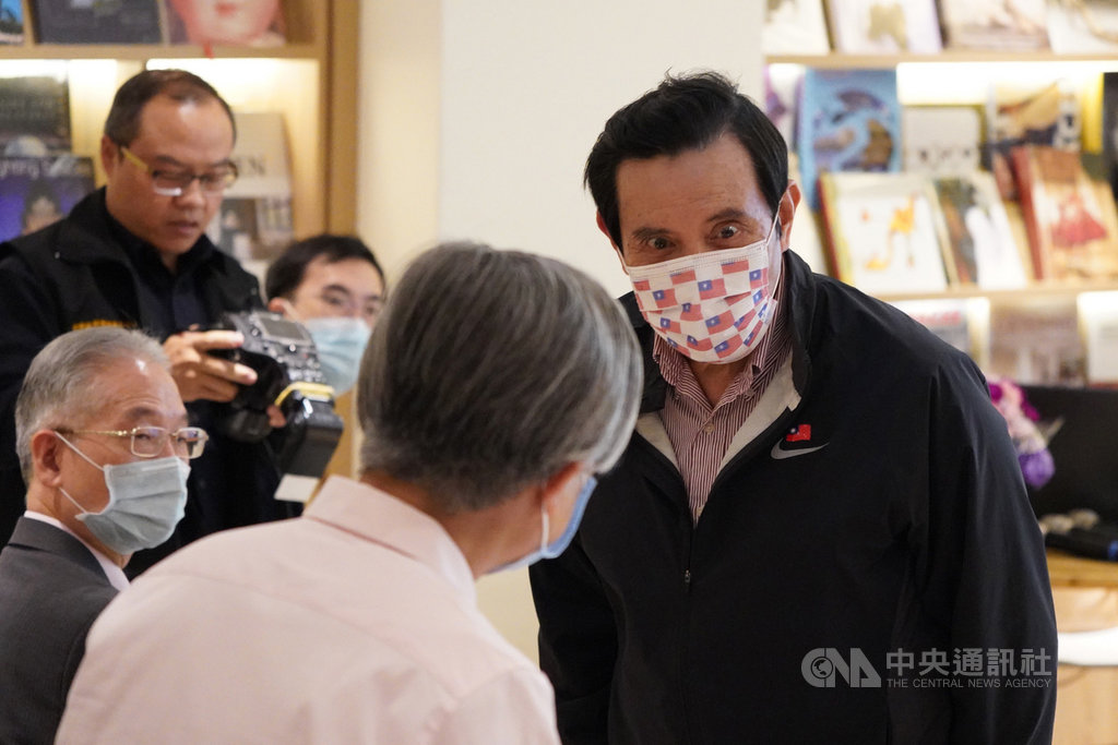 馬英九基金會19日晚間在台北舉辦「奔騰講堂」,邀請專家學者針對含瘦肉精美豬是否開放進口的議題進行演講,前總統馬英九(右)出席聆聽,會前向與會人員致意。中央社記者徐肇昌攝 109年10月19日