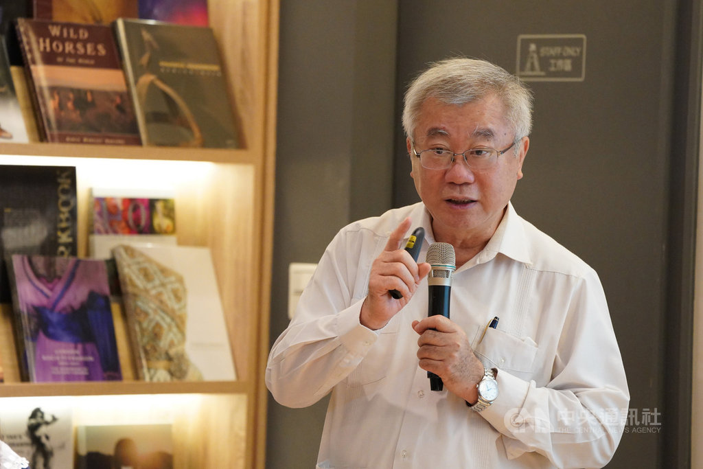 馬英九基金會19日晚間在台北舉辦「奔騰講堂」,前農委會主委陳保基(圖)應邀出席,針對含瘦肉精美豬是否開放進口的議題發表看法。中央社記者徐肇昌攝 109年10月19日