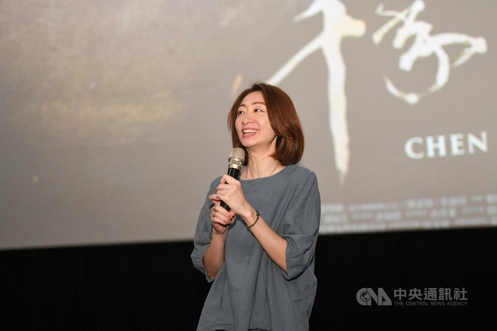 台灣傳奇漫畫家鄭問的紀錄片「千年一問」由導演王婉柔(圖)執導,王婉柔參與映後座談,與學子分享拍攝過程的點滴。(牽猴子整合行銷提供)中央社記者葉冠吟傳真 109年10月19日