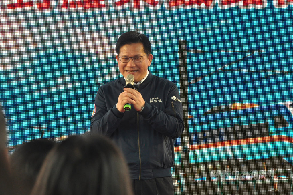 交通部長林佳龍(圖)19日到宜蘭視察時表示,交通部整體規劃全台軌道網路「6小時生活圈」,無論是建設宜蘭或屏東,國民都受益。中央社記者沈如峰宜蘭縣攝 109年10月19日