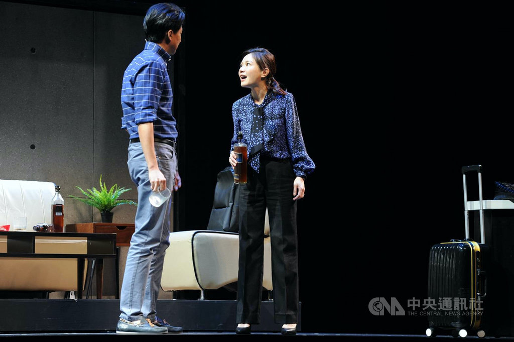 演員尹馨(右)與狄志杰(左)在故事工廠舞台劇「我們與惡的距離」飾演被害者夫妻,兩人在劇中有精彩對手戲。(故事工廠提供)中央社記者葉冠吟傳真 109年10月19日