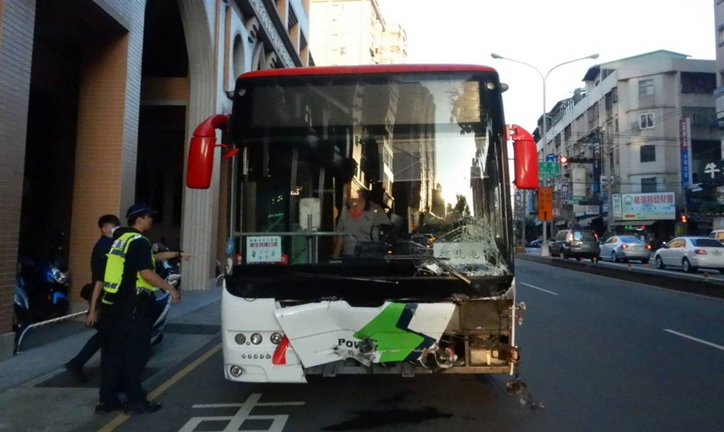 一輛電動公車19日在台中市北屯區松竹路二段疑因剎車失靈,連撞8輛汽車後滑行200公尺才停住,造成5人擦挫傷,所幸送醫後均無大礙。(民眾提供)中央社記者郝雪卿傳真 109年10月19日