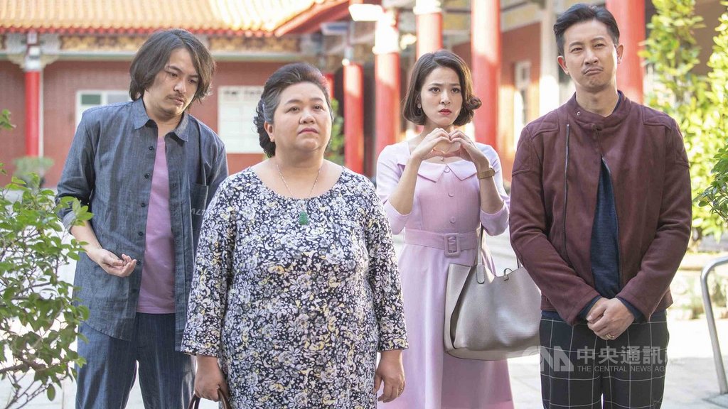 公視戲劇「我的婆婆怎麼那麼可愛」進入尾聲,鍾欣凌(左2)飾演的彩香決定不再替孩子們擔心受怕,她要放手過自己想要的生活。(公視提供)中央社記者葉冠吟傳真 109年10月19日