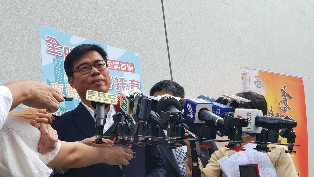 衛生福利部宣布暫緩50到64歲民眾施打流感疫苗,傳與高雄市長陳其邁向政院建言有關。陳其邁(左)19日接受媒體聯訪指出,這是中央經過專家會議做成的決定。中央社記者洪學廣攝 109年10月19日