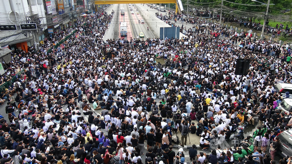 泰國反政府示威團體19日號召支持者占領曼谷街頭,要求總理下台與王室改革。圖為上千支持者占領農業大學路口。中央社記者呂欣憓曼谷攝 109年10月19日