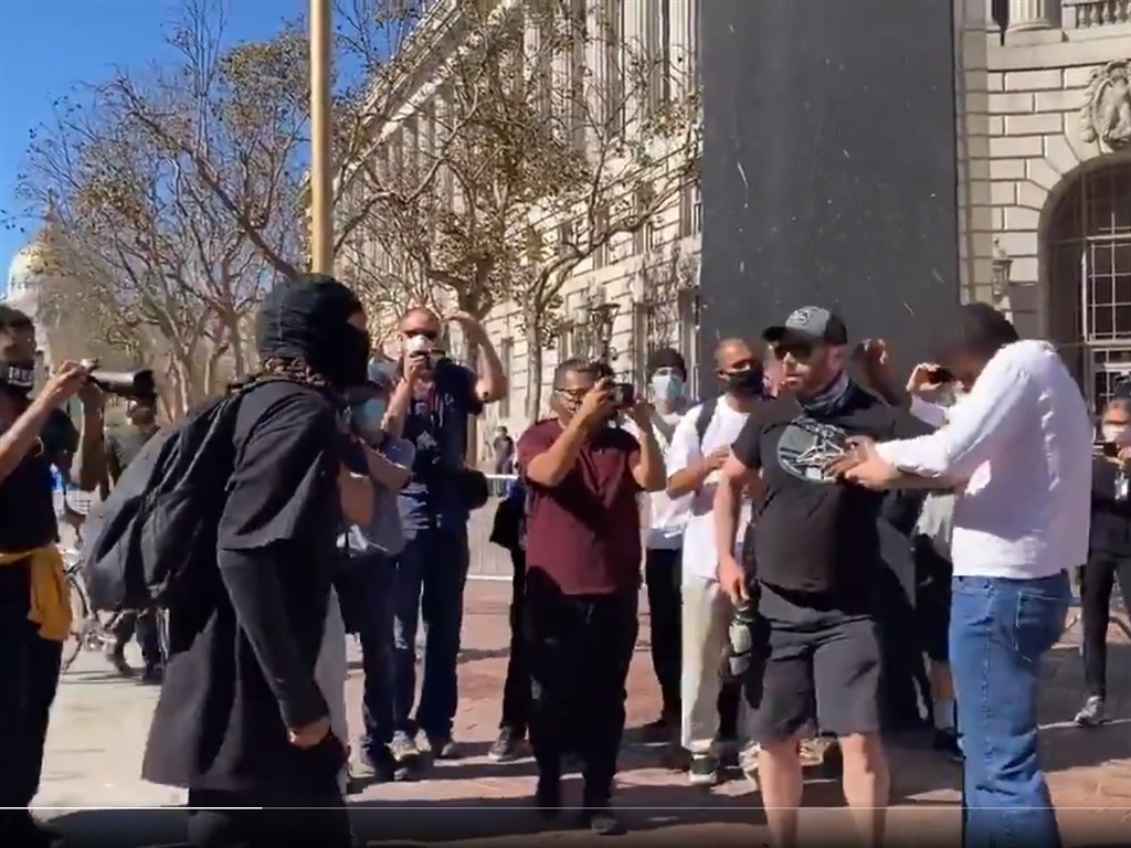 美國總統川普的支持者為抗議推特言論審查17日在舊金山街頭示威抗議，卻與反法西斯團體Antifa和「黑人的命也是命」運動人士爆發肢體衝突。（圖取自twitter.com/TeamSaveAmerica）