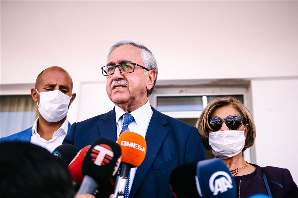 北賽普勒斯土耳其共和國總統阿欽席(中)支持跟南部的賽普勒斯共和國統一,但他在本次總統選舉敗給現任總理的對手塔塔爾。(圖取自facebook.com/MustafaAkinci2020)