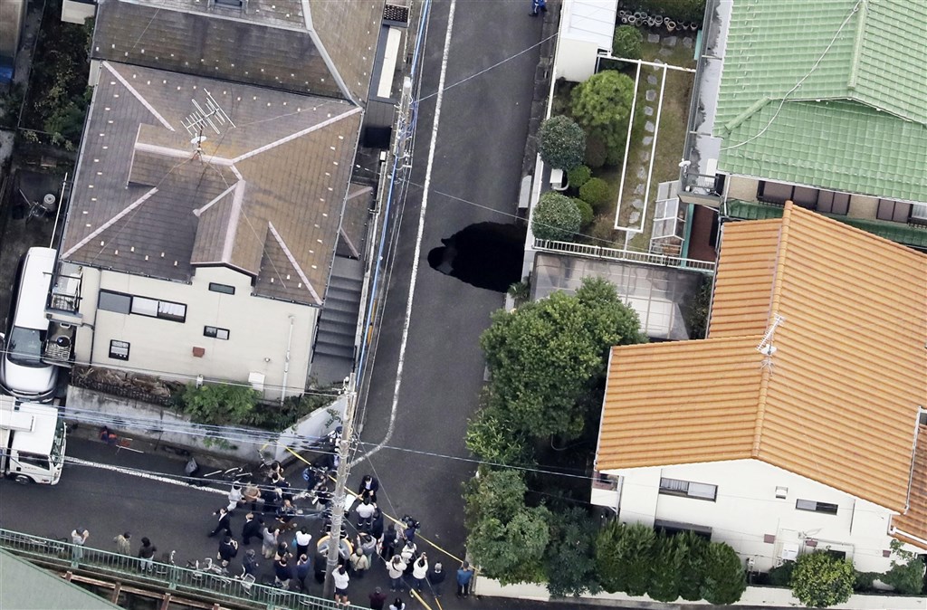 東京街道現5公尺深天坑疑外環道路施工造成 國際 中央社cna
