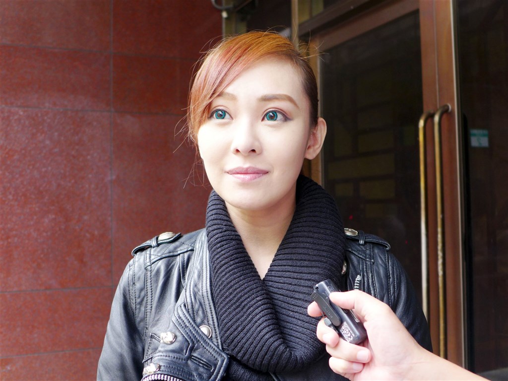 藝人丁小芹涉嫌賣假名牌包、收款不出貨,二審改判2年6月,最高法院日前駁回上訴定讞。圖為丁小芹103年10月因被控誹謗案出庭。(中央社檔案照片)