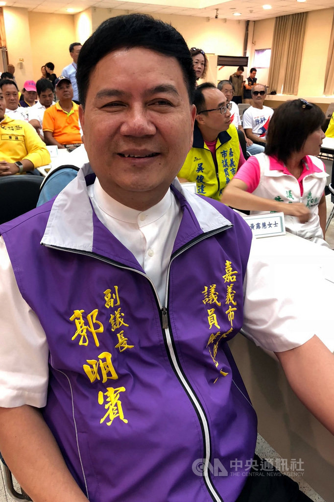 嘉義市議會前副議長郭明賓涉賄選違反選罷法,被判處2年徒刑定讞,嘉義地檢署原通知20日到案執行,郭明賓19日下午提早向地檢署報到,隨即發監執行。圖為107年議員選舉抽籤場合。中央社記者黃國芳攝 109年10月19日