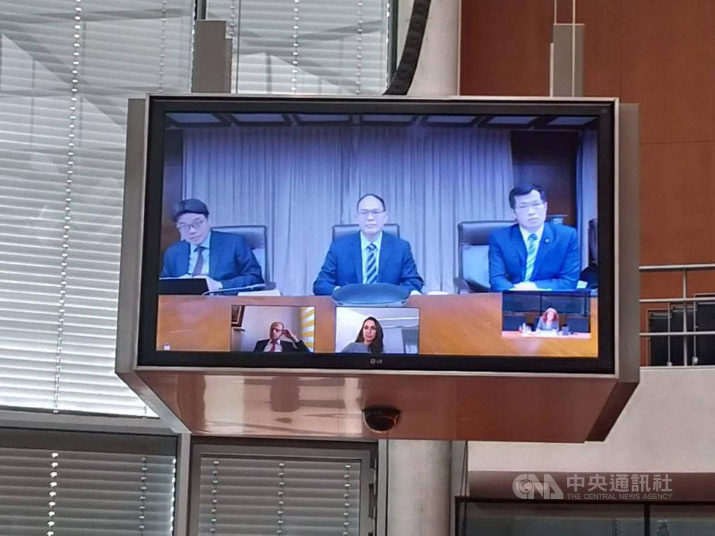 德國國會人權委員會19日討論台灣局勢,邀請外交部次長曾厚仁(中)、陸委會副主委邱垂正(左)、立法院外交及國防委員會成員羅致政(右)用視訊方式與會。(駐德代表處提供)中央社記者林育立柏林傳真 109年10月20日