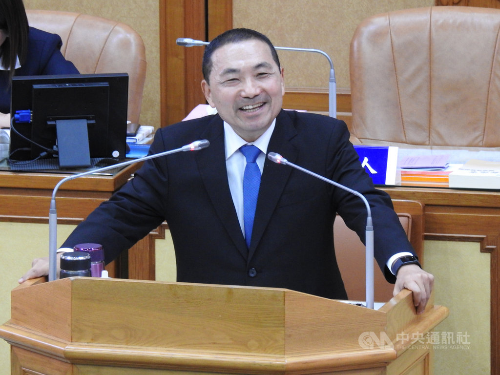 新北市長侯友宜20日在議會答詢時針對是否支持恢復徵兵制表示,願上戰場守護國土,他支持任何增強國力的方式,是否恢復徵兵制由中央去評估。中央社記者王鴻國攝 109年10月20日