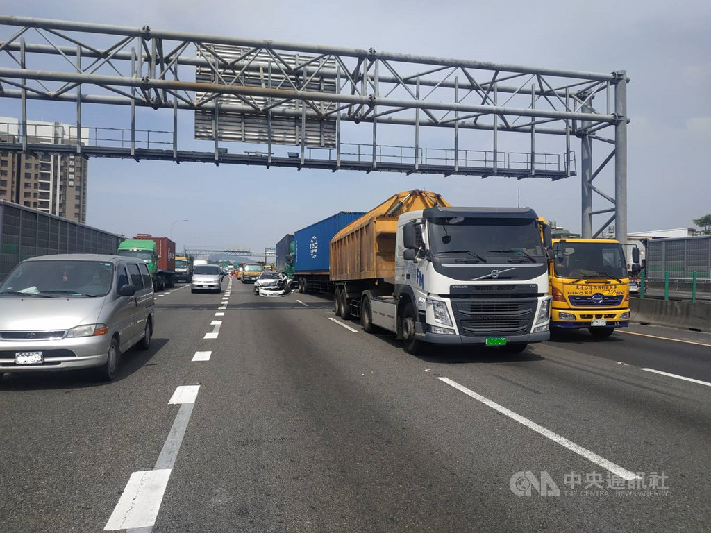 國道1號南下鼎金路段20日疑因一輛自小客車變換車道後跟隨前方車輛急煞,造成5車追撞事故;其中,2輛自小客車駕駛受輕傷,意識清楚送醫。(國道公路警察局提供)中央社記者洪學廣傳真 109年10月20日