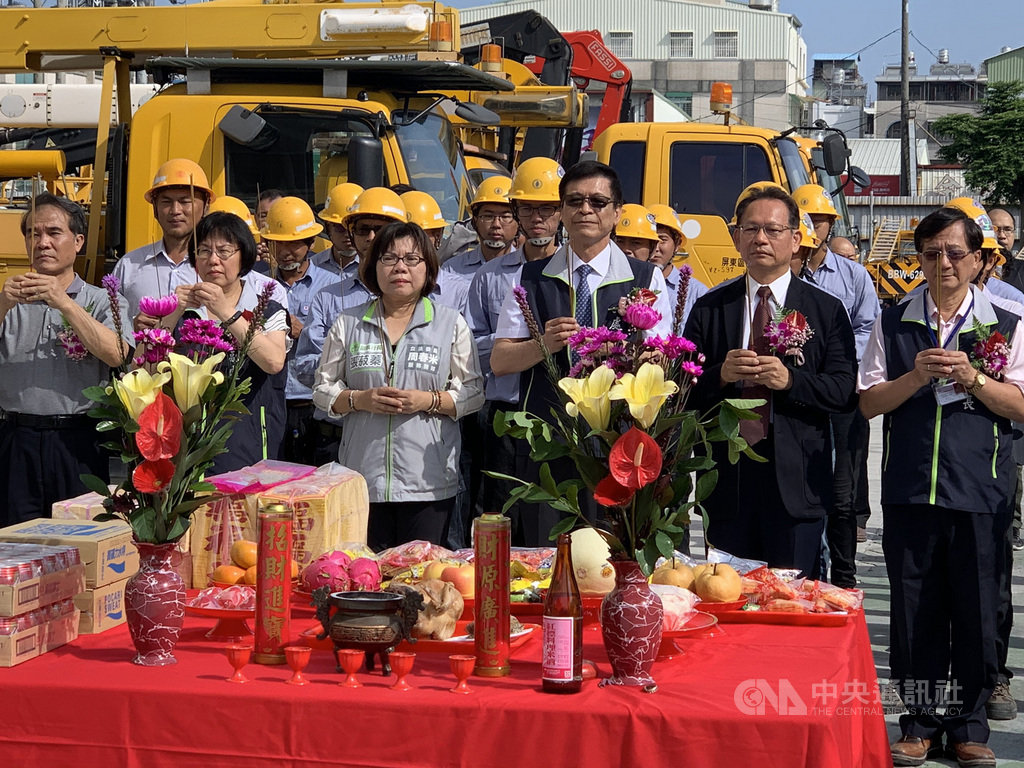 台電公司屏東區營業處施工班20日揭牌運作,台電屏東區營業處長張簡宗瑜(前右3)、屏縣府工務處長楊慶哲(前右2)等人出席。(台電屏東區處提供)中央社記者郭芷瑄傳真 109年10月20日