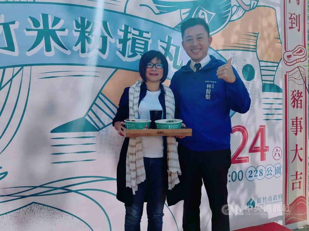 新竹市政府將在24、25日辦米粉摃丸節,市長林智堅(右)20日出席宣傳活動,餐飲業者李雪鈴(左)到場力挺並表示,店內料理豬肉相關美食,皆以台灣在地豬肉,未來也將加強標示豬肉來源,讓消費者放心。中央社記者郭宣彣攝 109年10月20日