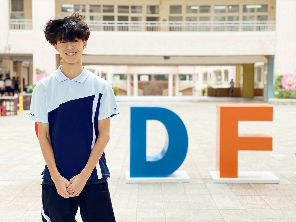 新北市新莊區丹鳳高中學生蕭子秦在校是陽光青年,19日在捷運站外主動伸援幫助受傷長者的善行,讓學校相當肯定,並將公開表揚。(校方提供)中央社記者王鴻國傳真 109年10月20日