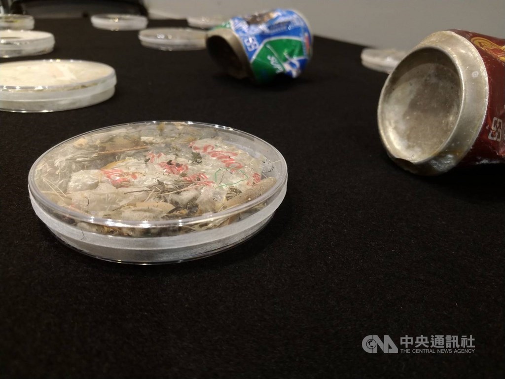 澄洋環境顧問20日舉辦「台灣首度海底垃圾調查公布」記者會,整理展示打撈到的垃圾,指出台灣西海岸平均海底垃圾密度為每平方公里12萬1074件、重量102公斤,約為全球平均密度1.5倍。中央社記者張雄風攝 109年10月20日