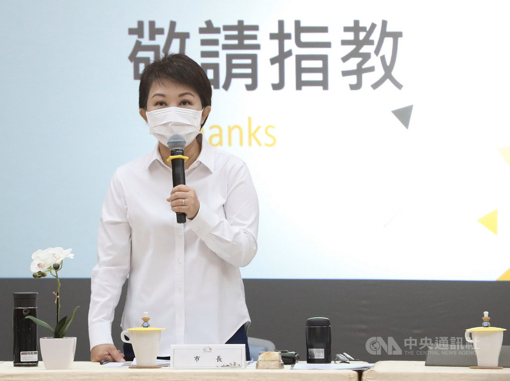 台中市長盧秀燕20日在市政會議中宣布,110年起台中市敬老愛心卡補助搭乘計程車,將從單趟補助新台幣50元提高到85元,待市議會通過預算後實施。中央社記者郝雪卿攝 109年10月20日