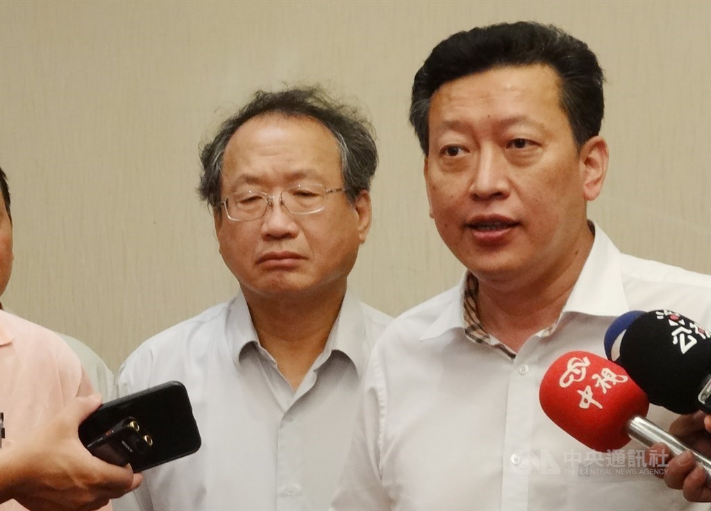 中華民國養豬協會第17屆理事長改選,由副理事長楊杰(右)當選。(中央社檔案照片)