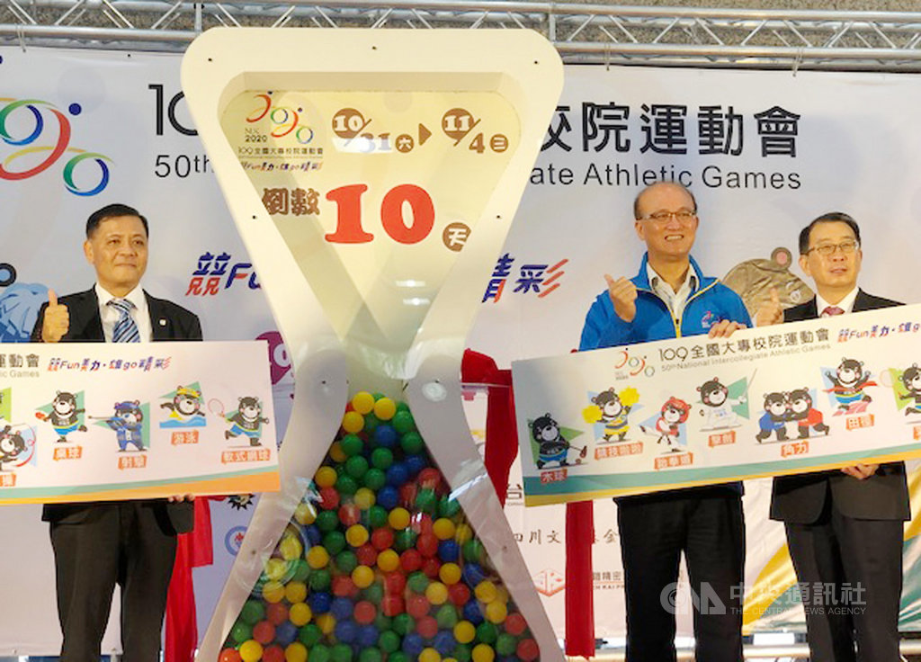 東京奧運延期一年,面對武漢肺炎(2019冠狀病毒疾病,COVID-19)疫情持續延燒,體育署長張少熙(右)20日表示,對於有意出國爭取奧運積分或參加資格賽的選手,除了採取專案協助外,防疫也會是最高準則。中央社記者黃巧雯攝 109年10月20日