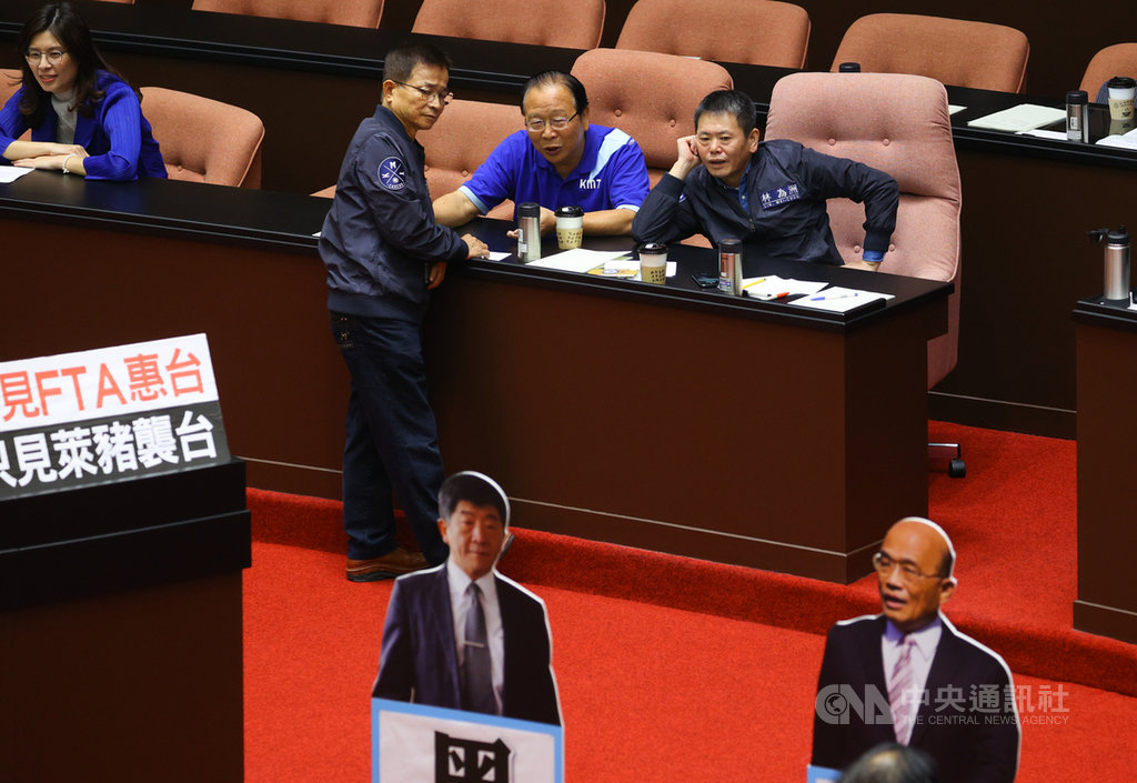國民黨立委不滿行政院長蘇貞昌未對政府放寬萊豬進口道歉,20日上午占據立法院議場,杯葛議事。中央社記者謝佳璋攝 109年10月20日
