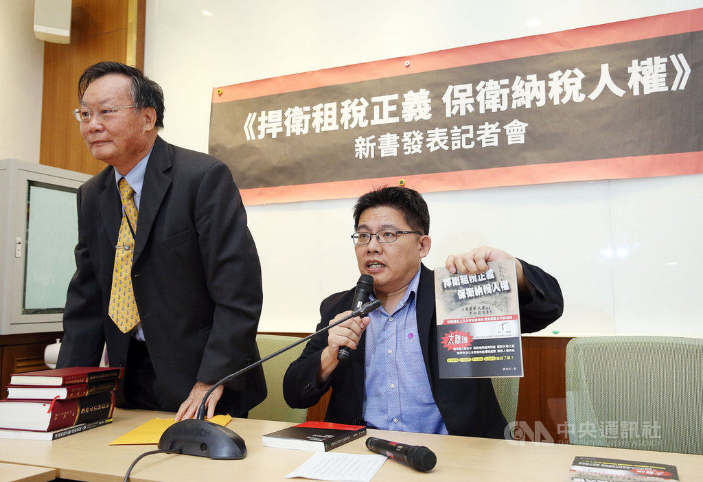 前國稅局簡任稽核黃坤光(左)在時力立委邱顯智(右)等陪同下,20日在立法院舉行「捍衛租稅正義、保衛納稅人權」新書發表記者會,邱顯智說,黃坤光長期從事公職,沒被體制馴化,反而在離開公務機關後出書,揭露台灣存在的租稅不公不義之處,實在難能可貴。中央社記者郭日曉攝 109年10月20日