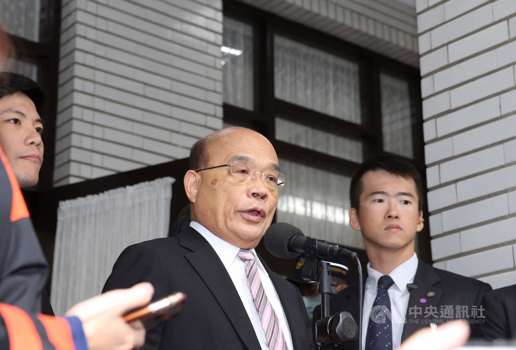 立法院會20日再度邀請行政院長蘇貞昌(中)列席進行施政報告並備質詢,會前蘇貞昌接受媒體聯訪,回應相關時事。中央社記者郭日曉攝 109年10月20日