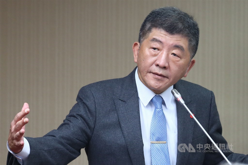 衛福部長陳時中強調,今年50至60歲年齡層施打疫苗的速度相當快,所以會有群體免疫,但也使得高風險族群可施打疫苗數量減少,為了加強政策效果,才決定讓高風險族群優先接種。(中央社檔案照片)