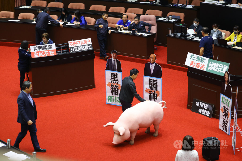 國民黨立委不滿行政院長蘇貞昌未對政府放寬萊豬進口道歉,20日上午占據立法院議場主席台、官員席、備詢台及質詢台,蘇貞昌無法進入議場進行施政報告並備質詢。中央社記者謝佳璋攝 109年10月20日