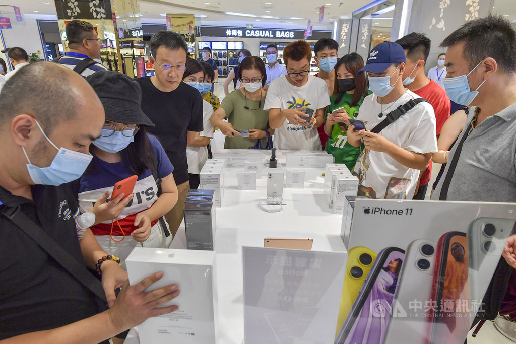 蘋果新手機iPhone 12在中國大陸開賣後引發熱搶,不過以往香港獨有的價格優勢,今年將易主為7月實施免稅新政策的海南島。圖為7月1日,在海南免稅店搶購iP hone的人潮。(中新社提供)中央社 109年10月20日