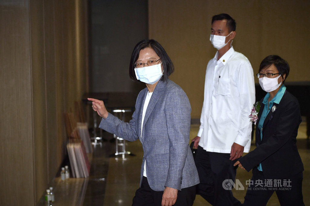 總統蔡英文(左)20日在台北出席世界華人工商婦女企管協會2020世界年會開幕典禮,離去時向現場媒體致意。中央社記者王飛華攝 109年10月20日