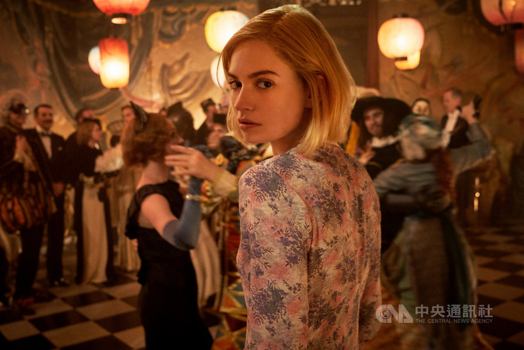 英國演員莉莉詹姆斯(Lily James)在驚悚愛情片「蝴蝶夢」中,有多組古典扮相,造型優雅美麗。(Netflix提供)中央社記者葉冠吟傳真 109年10月20日