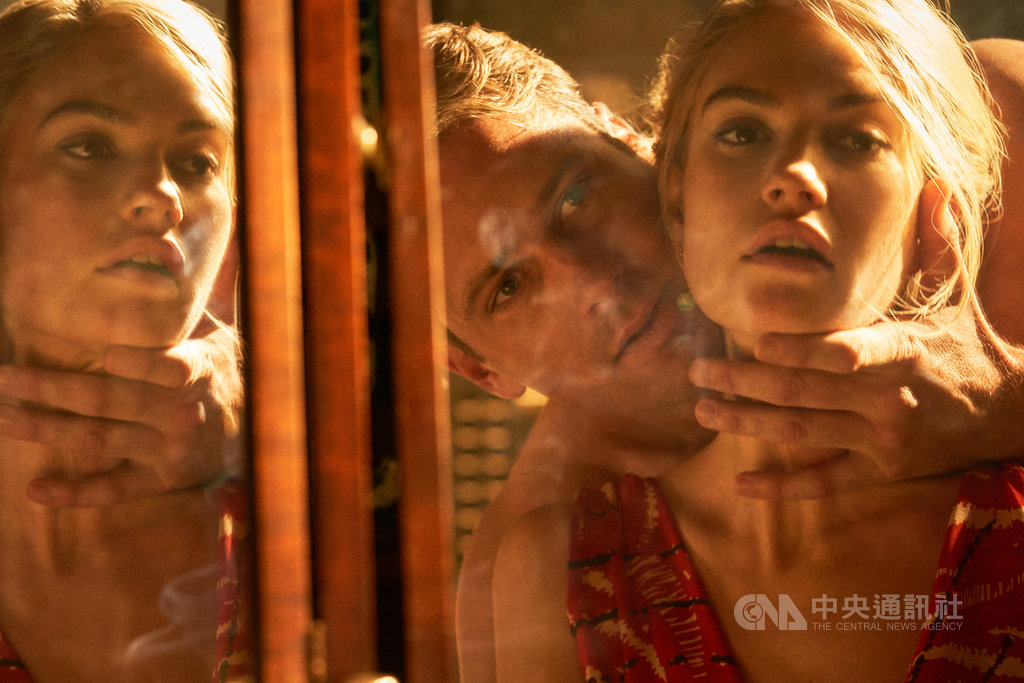英國演員莉莉詹姆斯(Lily James)(右)與好萊塢男星艾米漢默(Armie Hammer)(左)在電影「蝴蝶夢」中,飾演一對充滿秘密的新婚夫妻。(Netflix提供)中央社記者葉冠吟傳真 109年10月20日